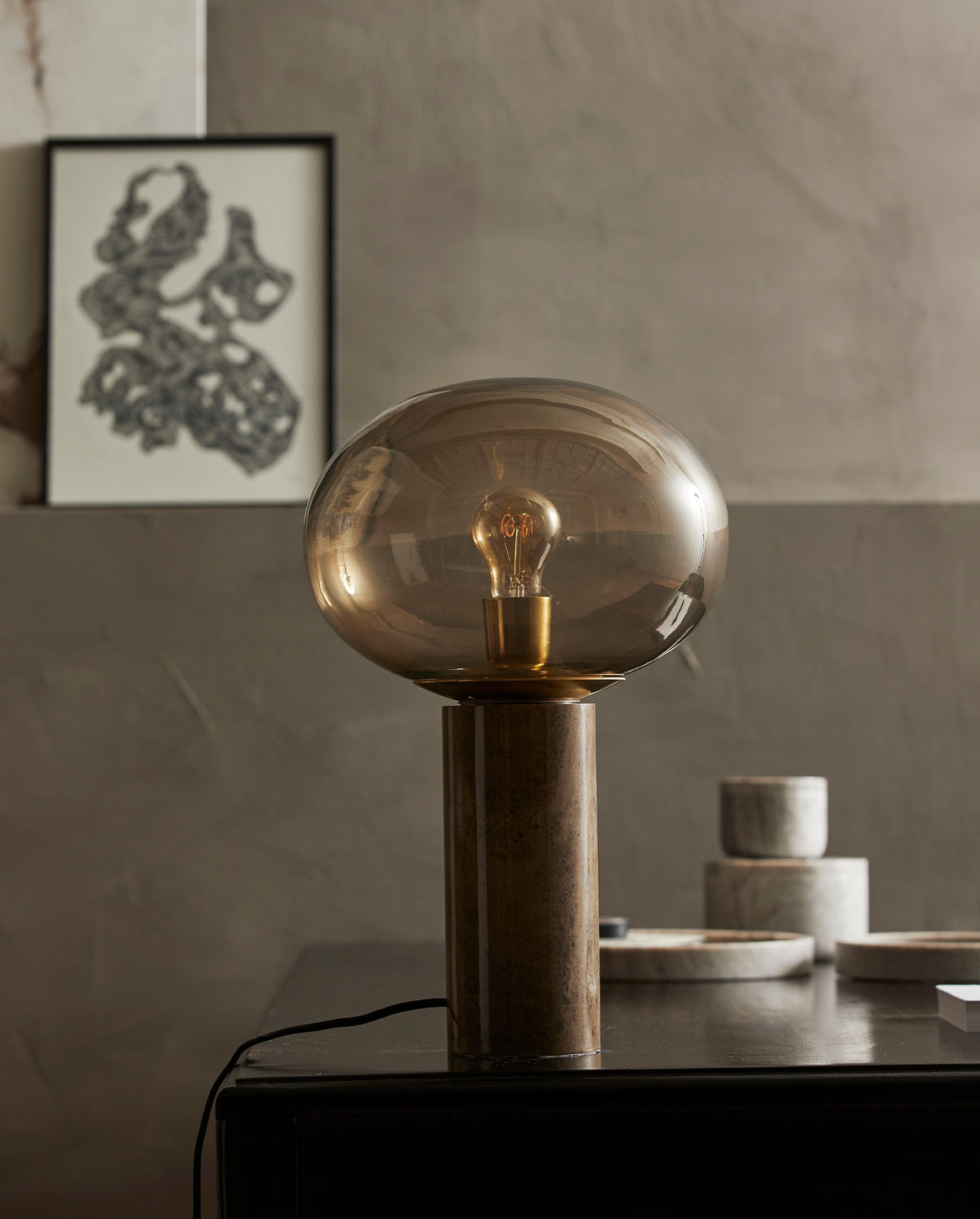 BES bordslampa - rökfärgad m/marmor