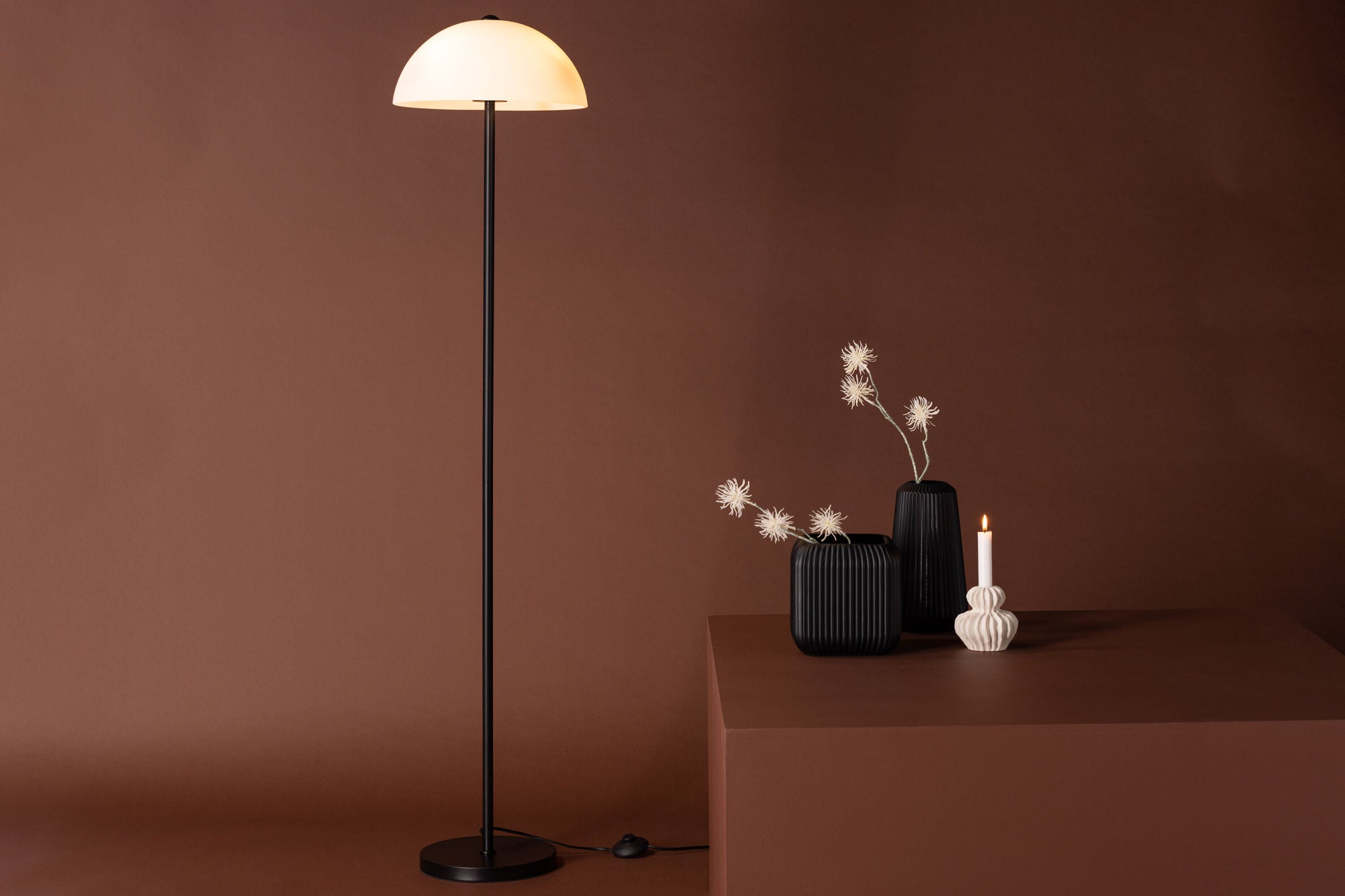 Ferrand GolvLampa - Svart / Vitt glas