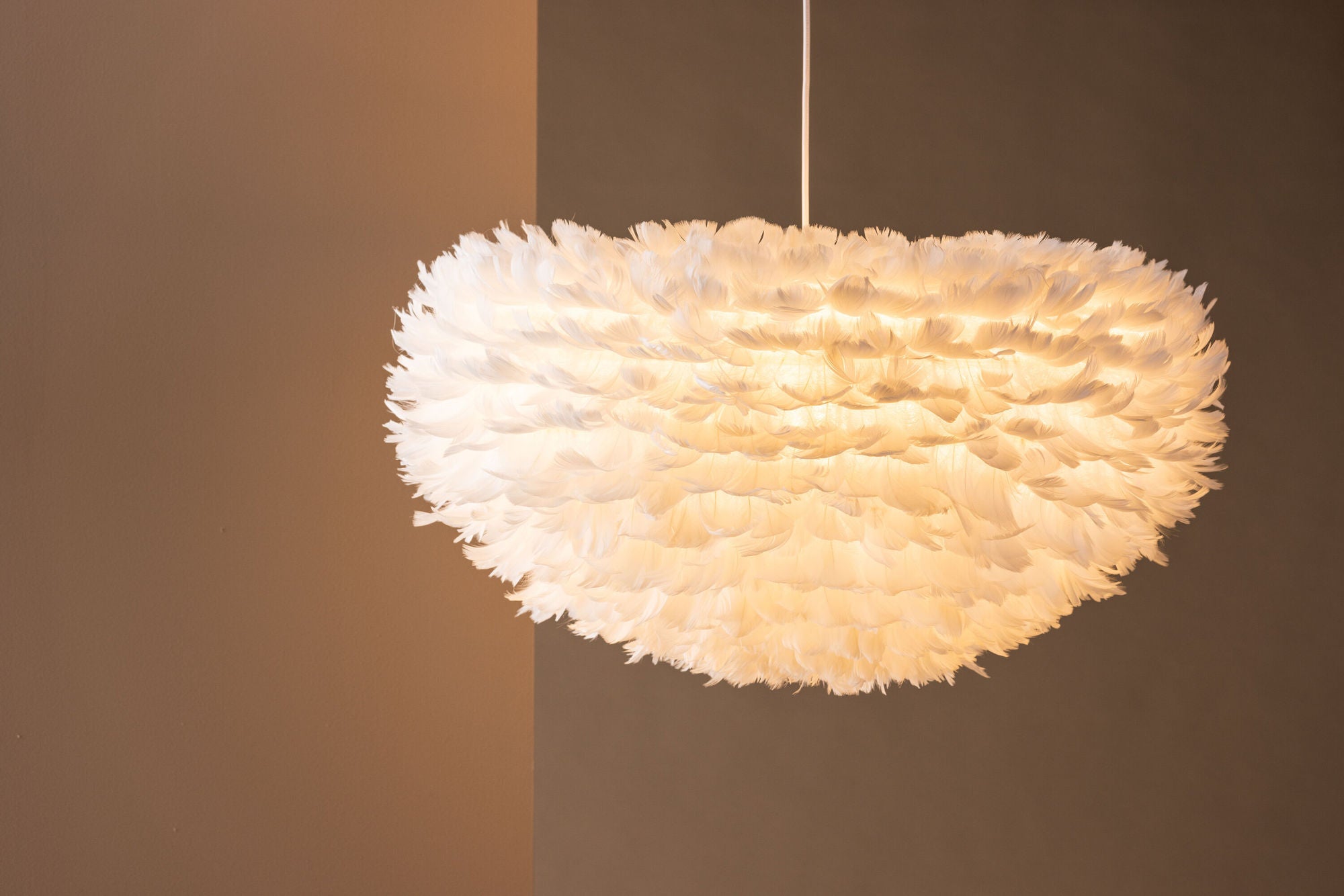 Nicola - X-Stor Taklampa - Vit / Vit artificial feather