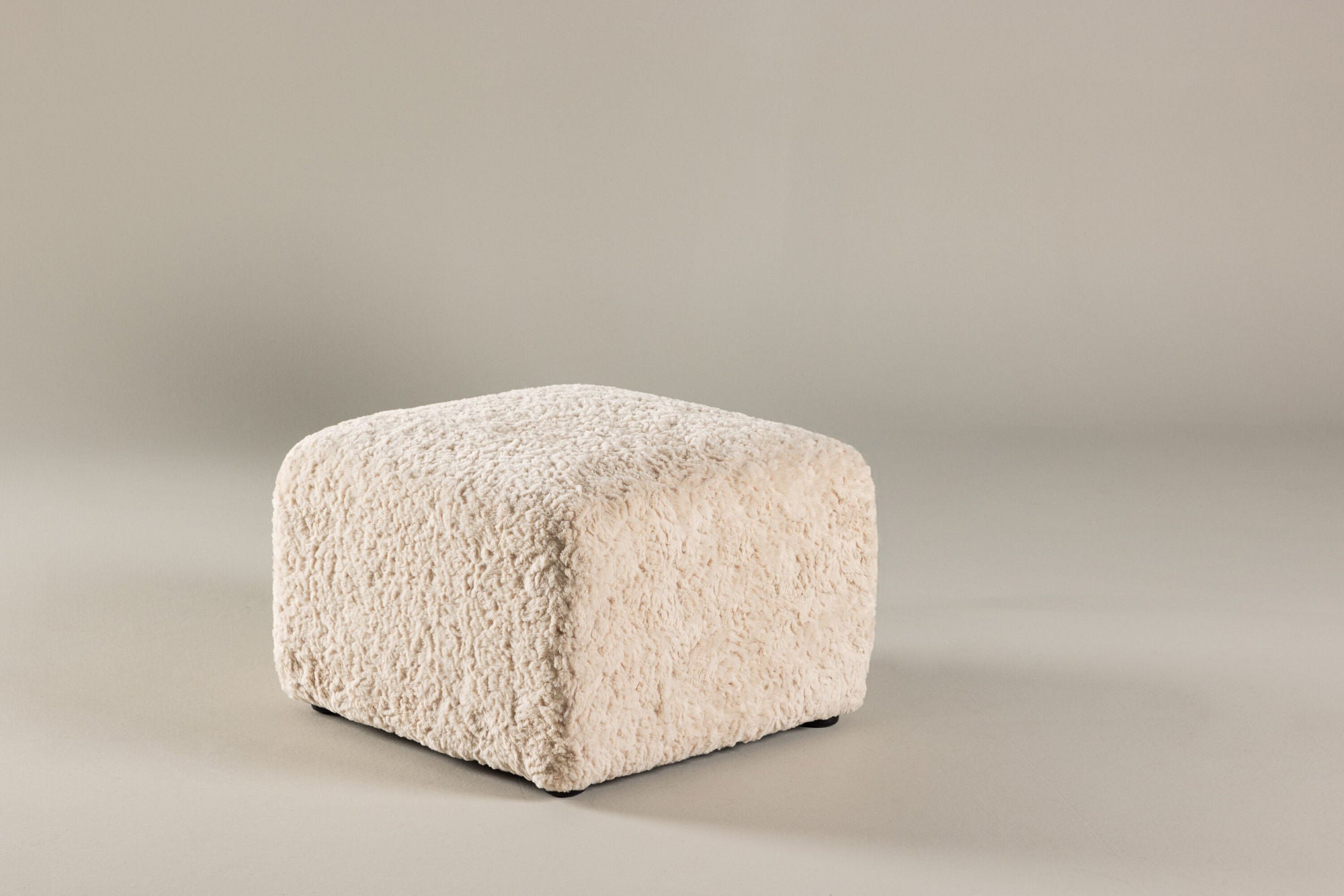 Frankie Pouf 50*50 - Beige Faux fur /  FSC 100%