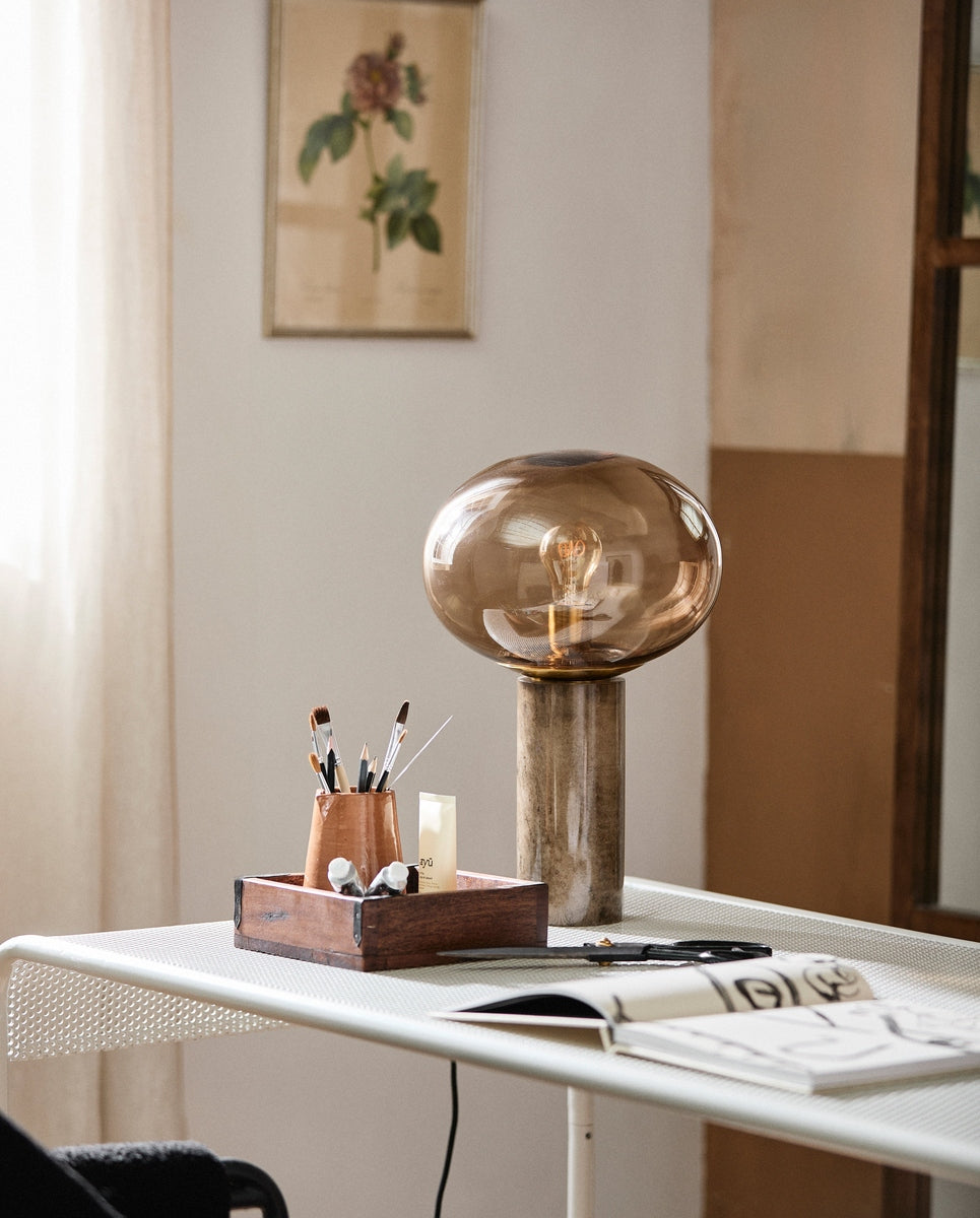 BES bordslampa - rökfärgad m/marmor
