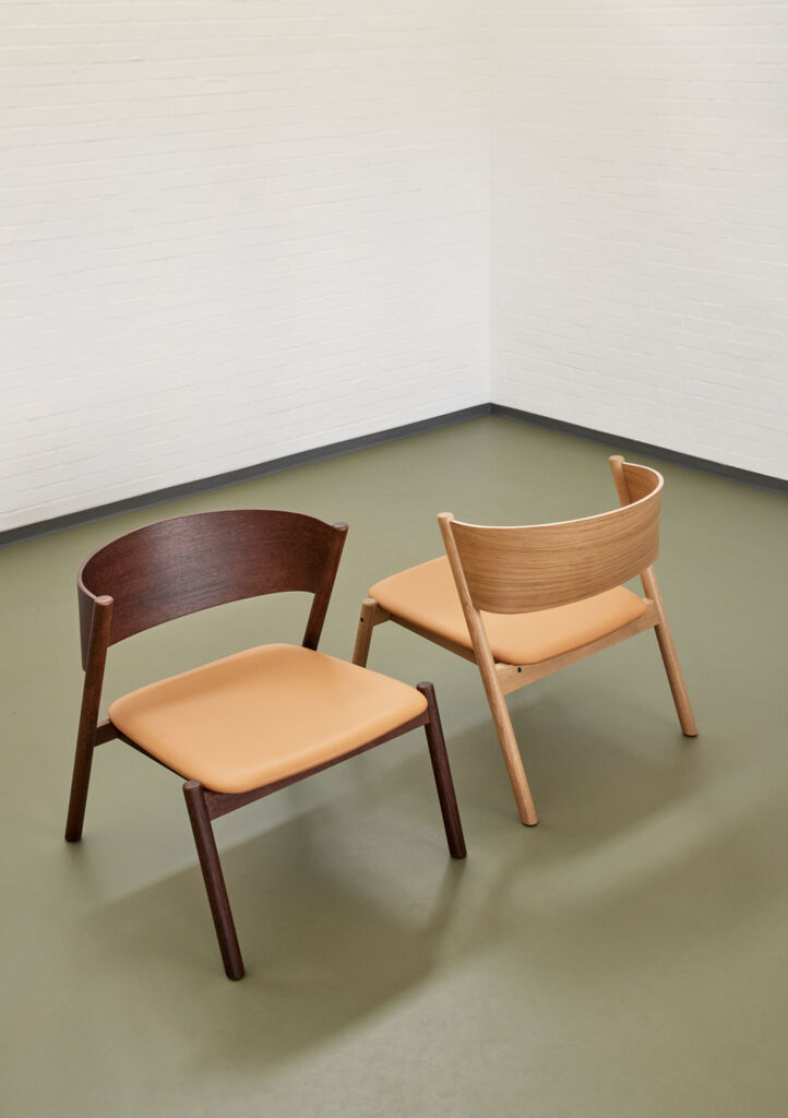 Oblique loungestol sits