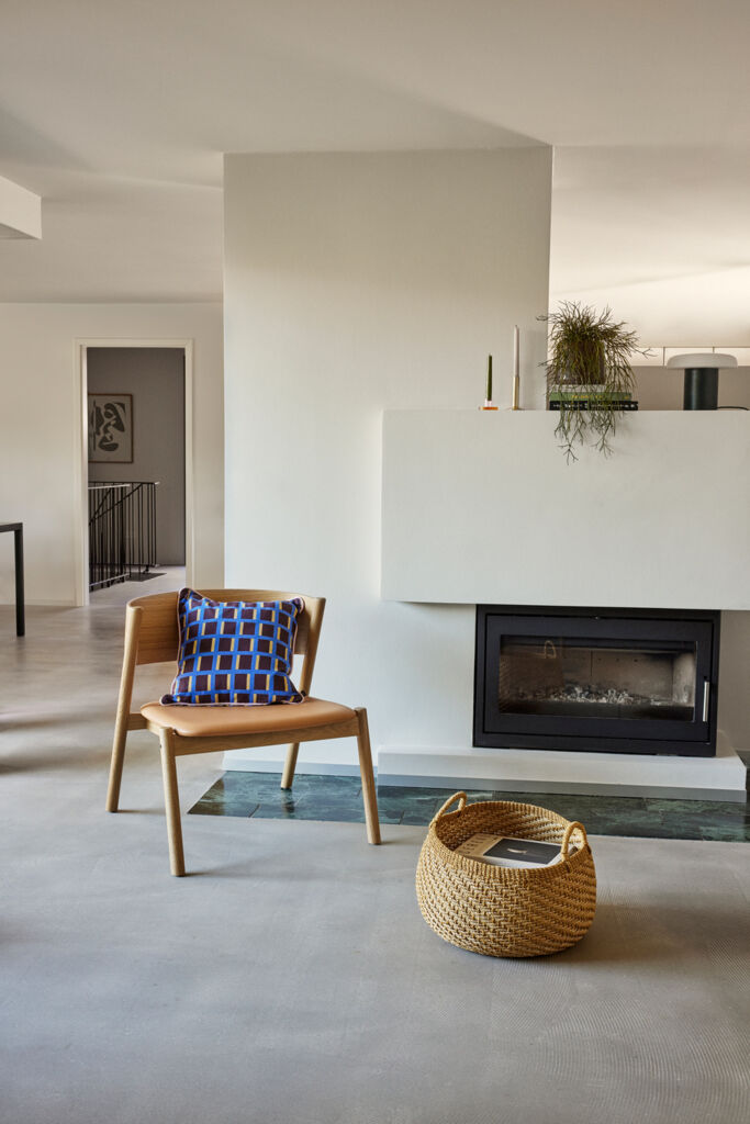 Oblique loungestol sits