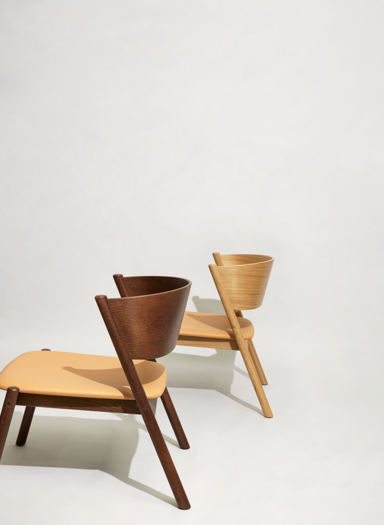 Oblique loungestol sits