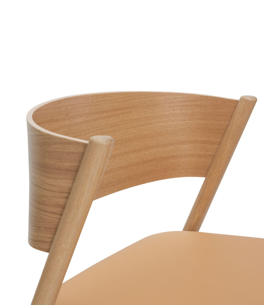 Oblique loungestol sits