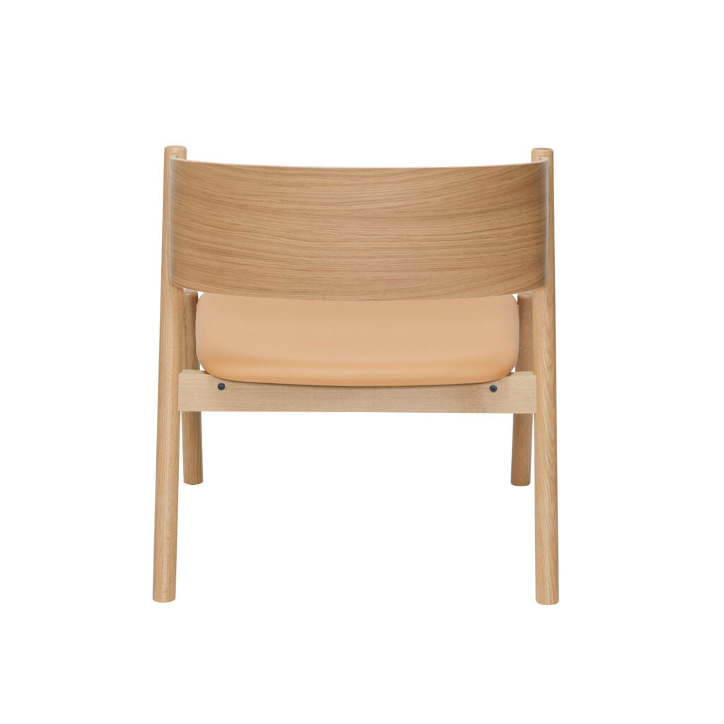 Oblique loungestol sits