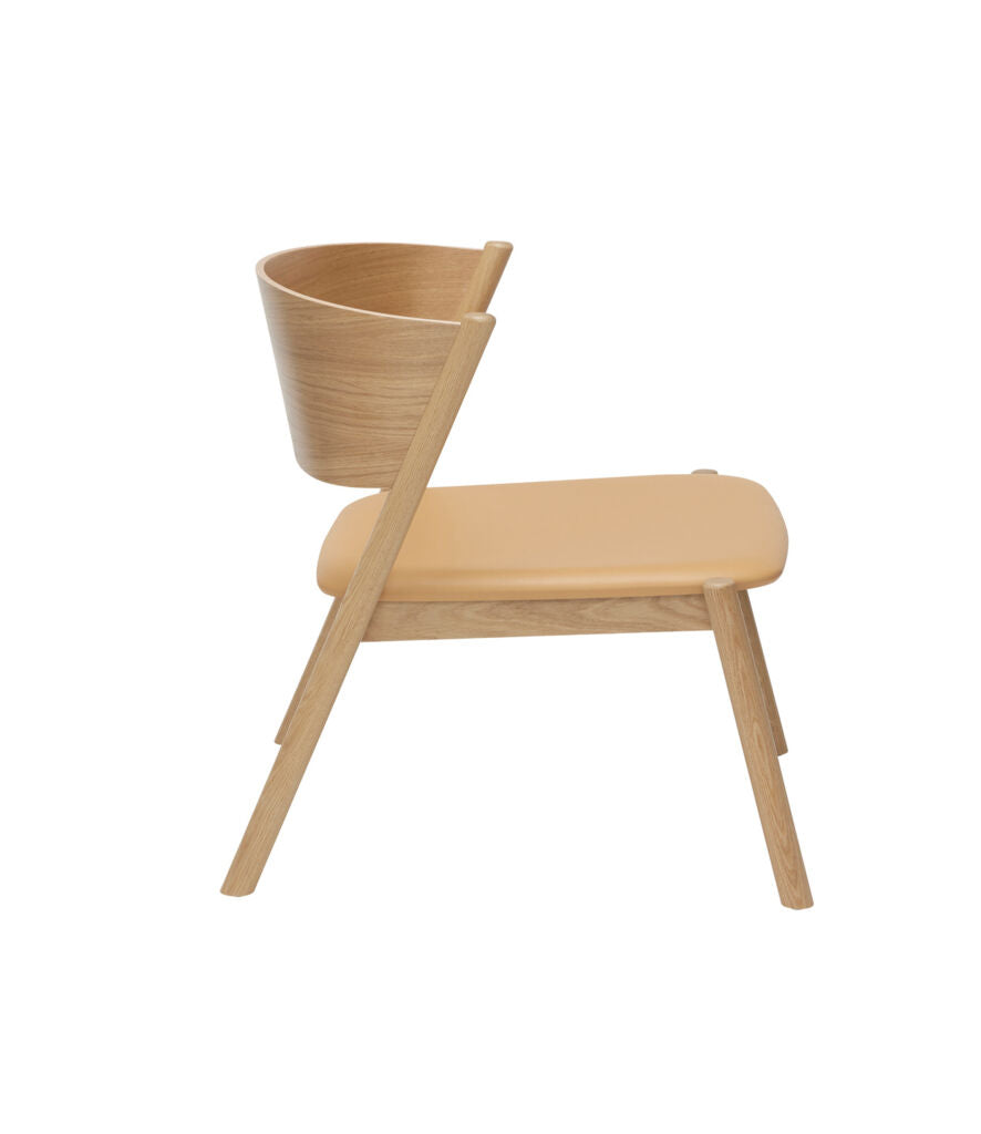 Oblique loungestol sits